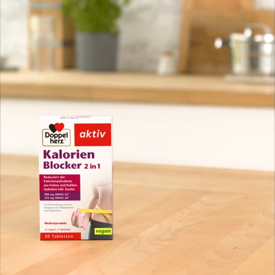 Produktpackung auf Küchentisch in der Küche